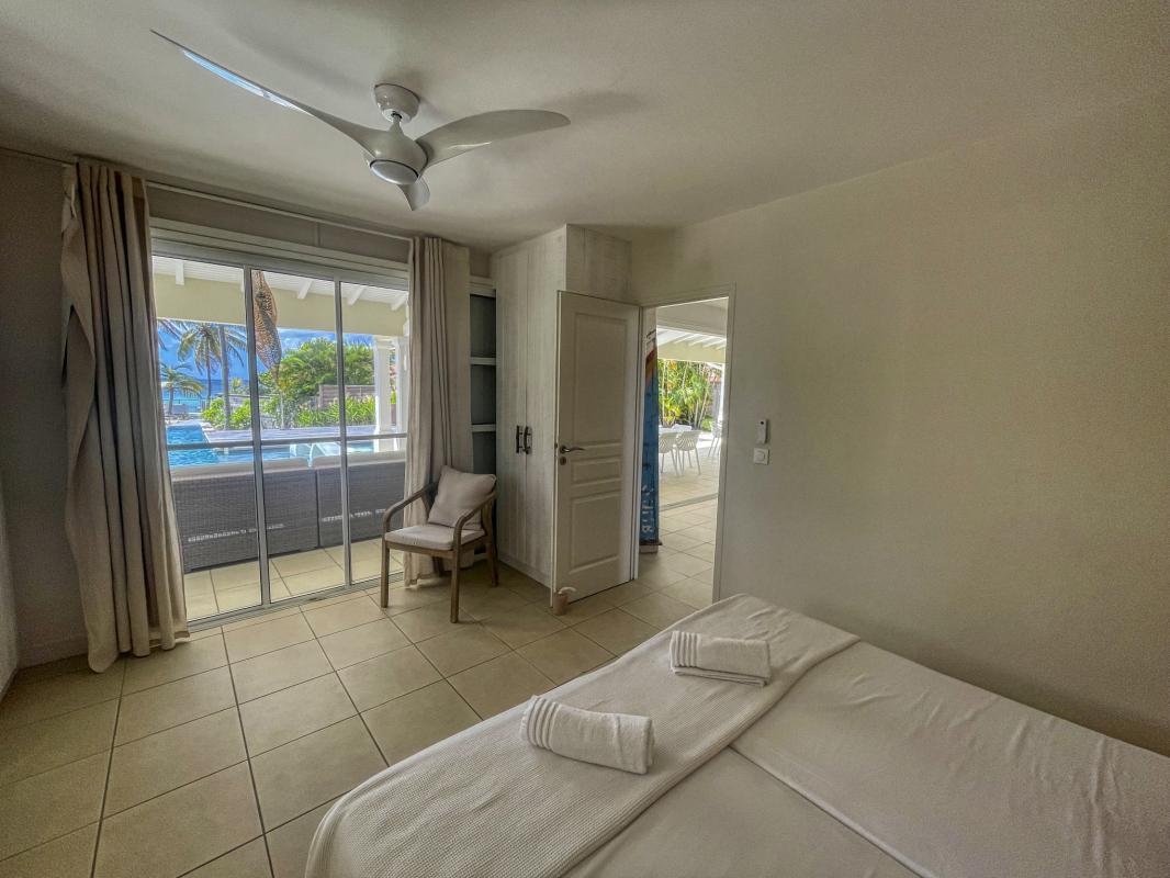 31.Location villa piscine pieds dans l'eau Saint François Guadeloupe_Chambre 3 PMR RDC